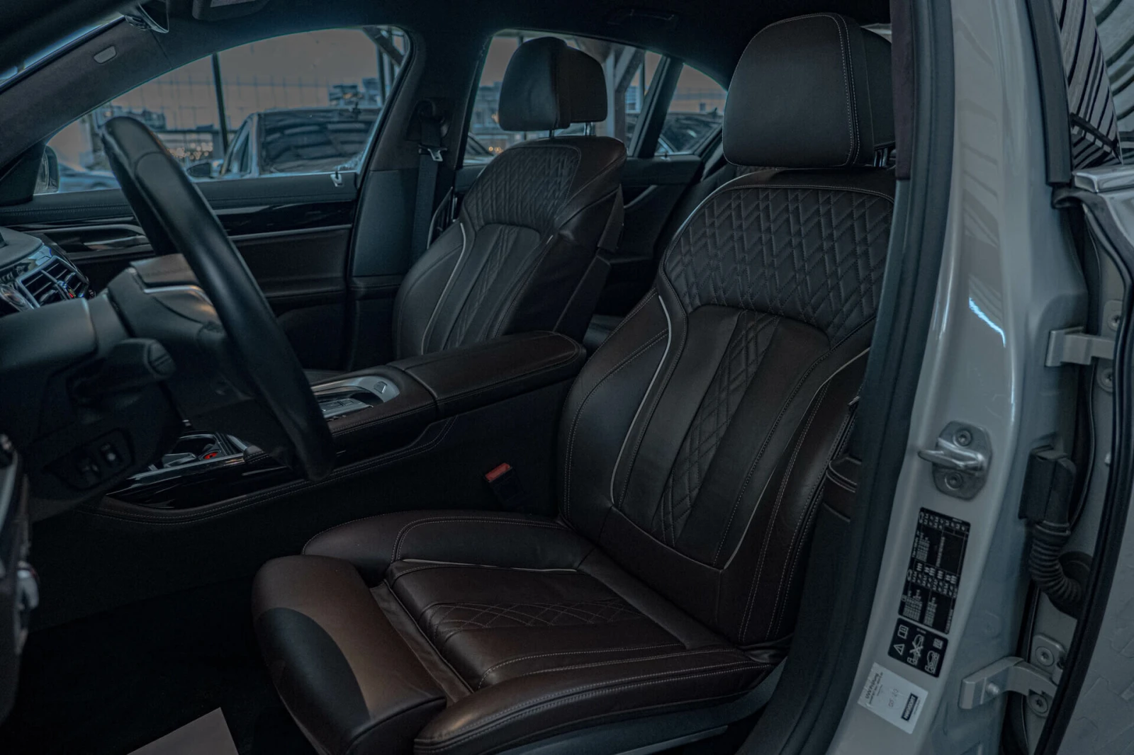 BMW 740 d/xDrive/Individual/Soft Close/Massage/Камера 360/, снимка 12 - Автомобили и джипове - 54454833