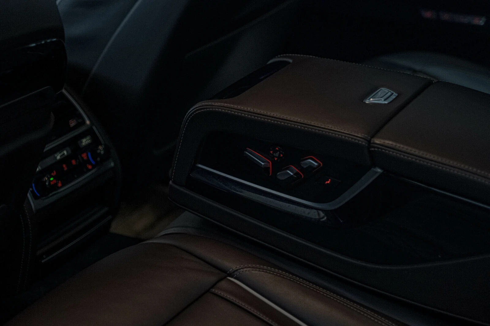 BMW 740 d/xDrive/Individual/Soft Close/Massage/Камера 360/, снимка 9 - Автомобили и джипове - 54454833