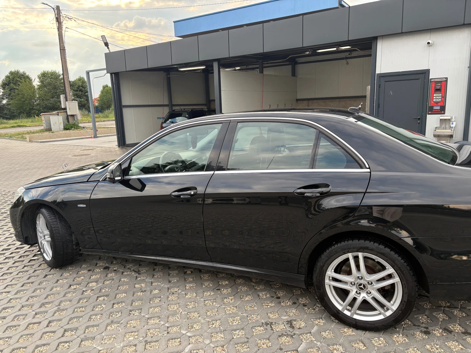 Mercedes-Benz E 220, снимка 3 - Автомобили и джипове - 55145524