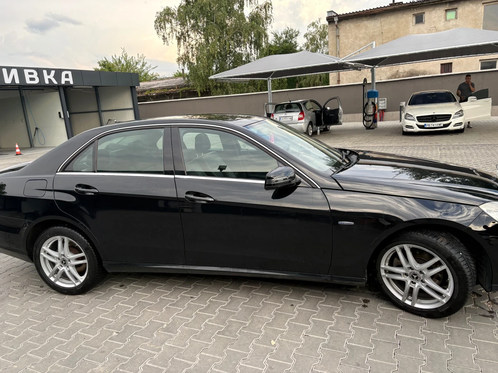 Mercedes-Benz E 220, снимка 2 - Автомобили и джипове - 55145524