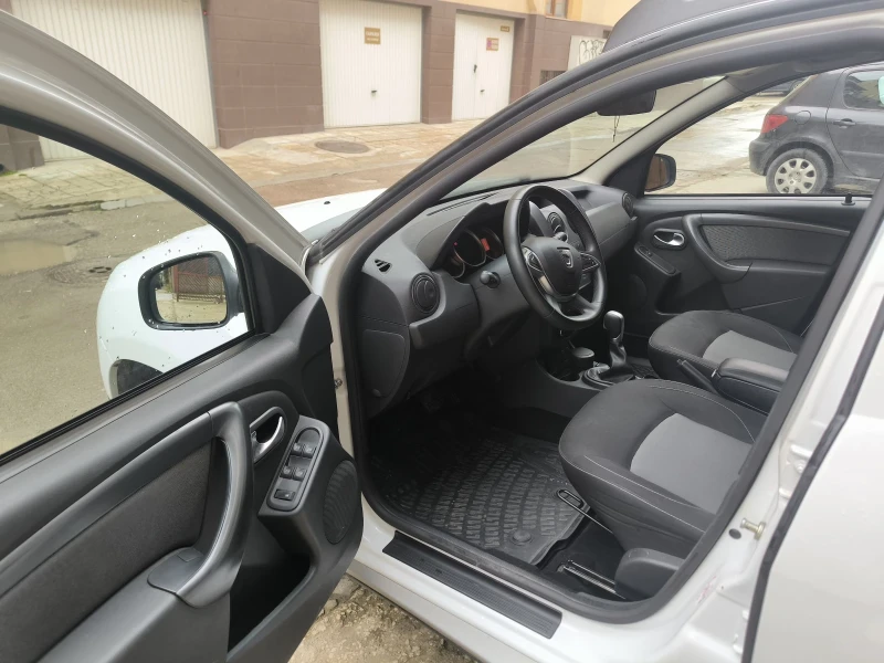 Dacia Duster Автоматик, Регистрирана, снимка 4 - Автомобили и джипове - 53058583