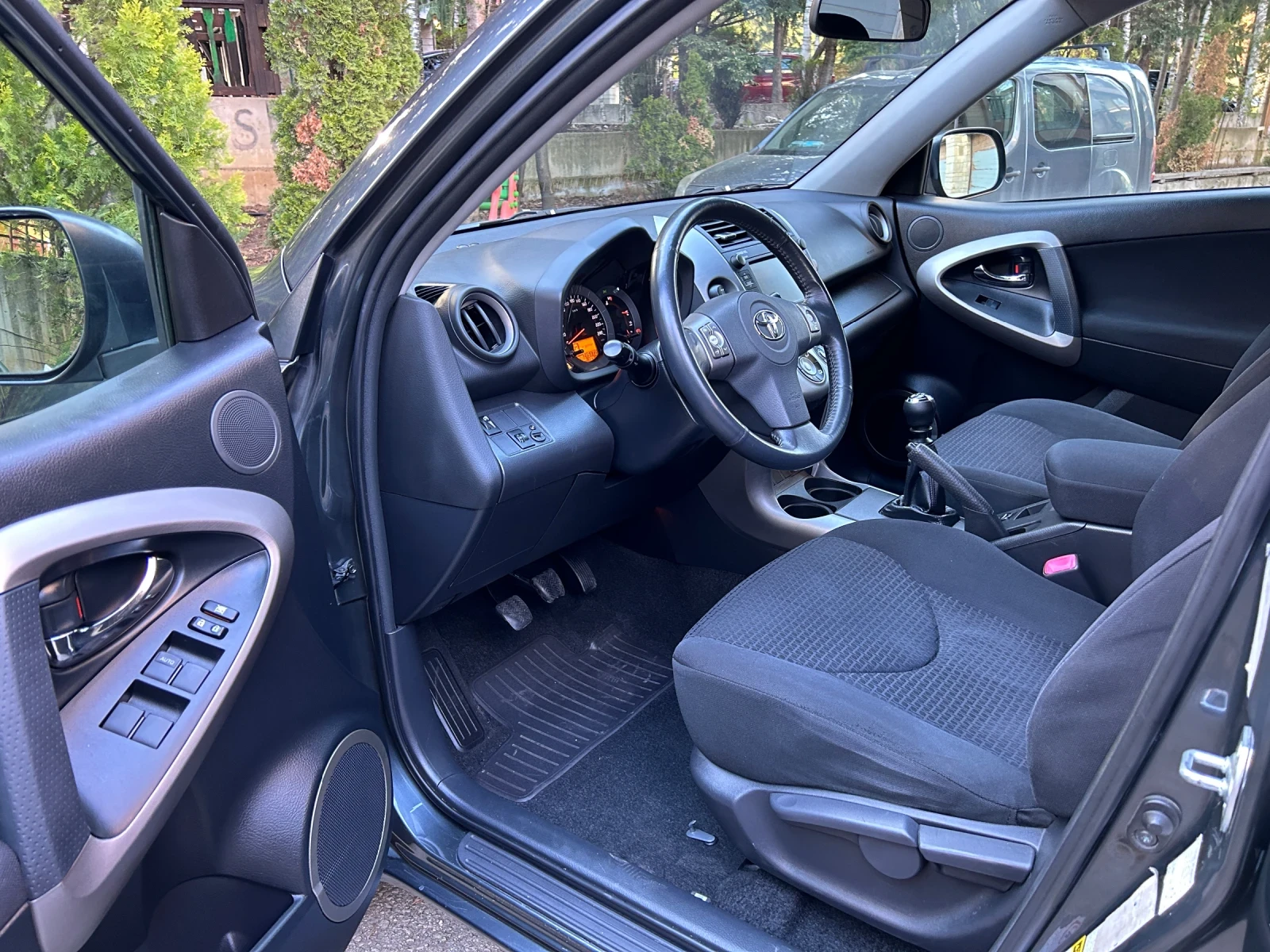 Toyota Rav4 2.2 D-4D 4X4, 215000км, ПЪЛНА СЕРВ. ИСТОРИЯ !!! - изображение 5