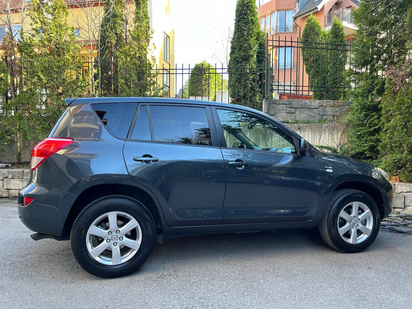 Toyota Rav4 2.2 D-4D 4X4, 215000км, ПЪЛНА СЕРВ. ИСТОРИЯ !!! - изображение 4