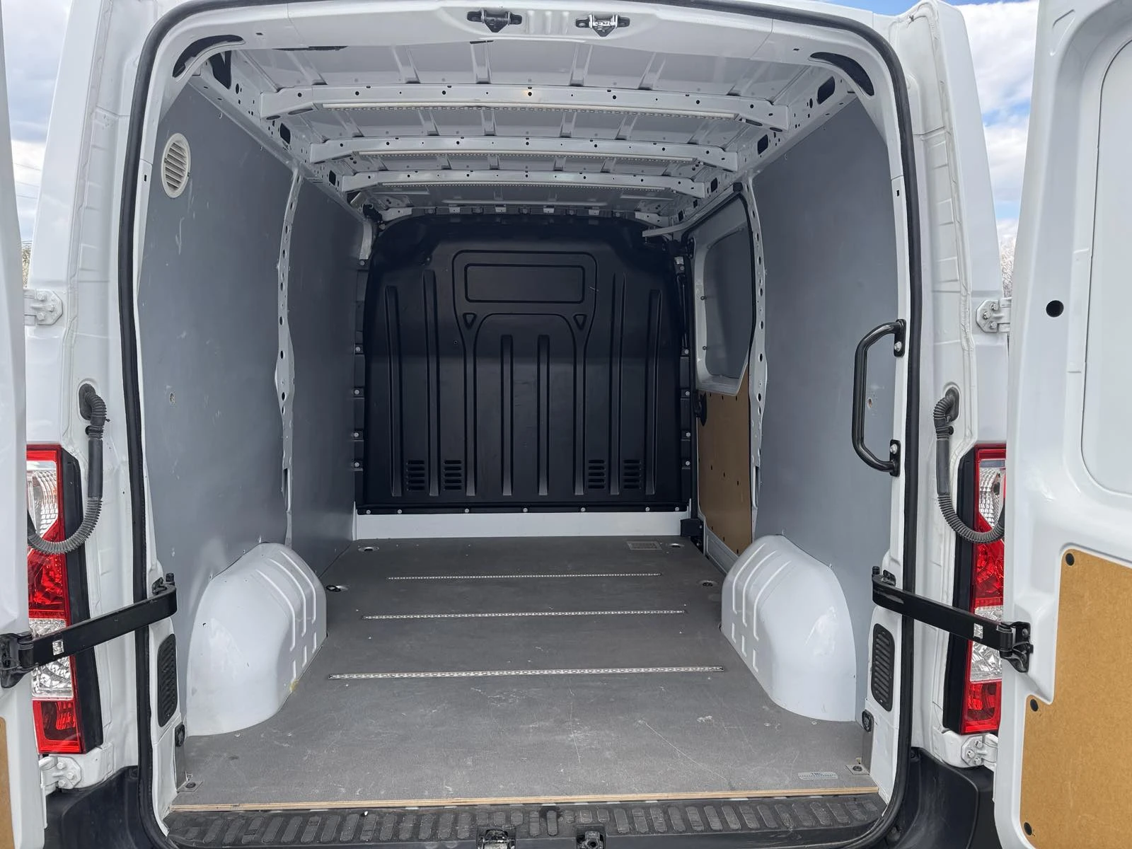 Nissan NV400 2.3dCi 136k.c , снимка 11 - Бусове и автобуси - 54148458