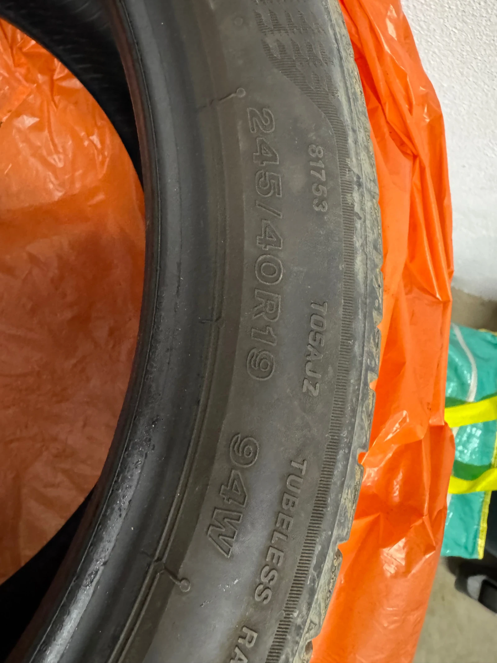 Гуми Летни 245/40R19, снимка 2 - Гуми и джанти - 53860244