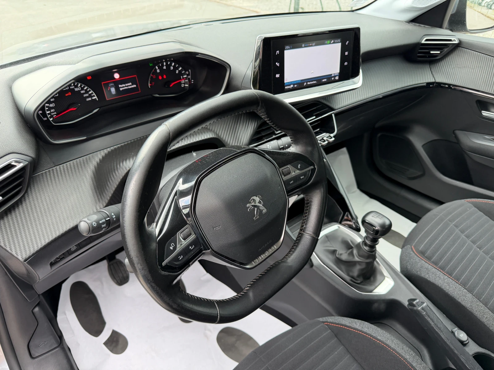 Peugeot 208 1.5HDI, снимка 11 - Автомобили и джипове - 54760708