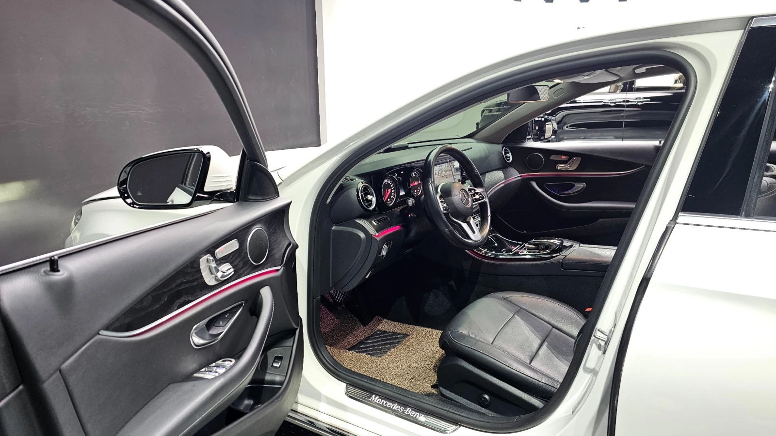 Mercedes-Benz E 220 4MATIC * AMG PACK* АМБИЕНТНО* ПАНОРАМА* , снимка 6 - Автомобили и джипове - 55951050