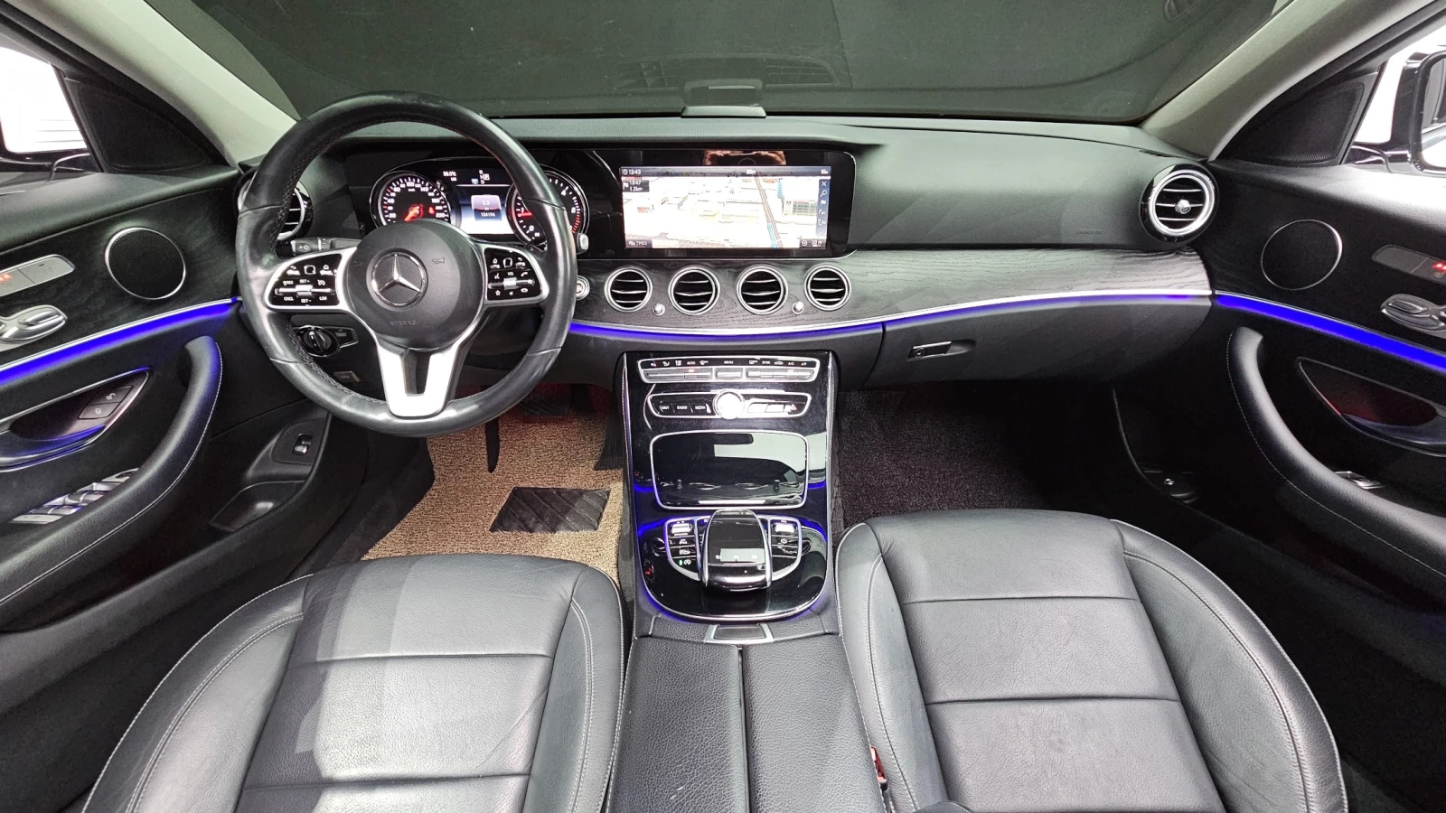 Mercedes-Benz E 220 4MATIC * AMG PACK* АМБИЕНТНО* ПАНОРАМА* , снимка 7 - Автомобили и джипове - 55951050
