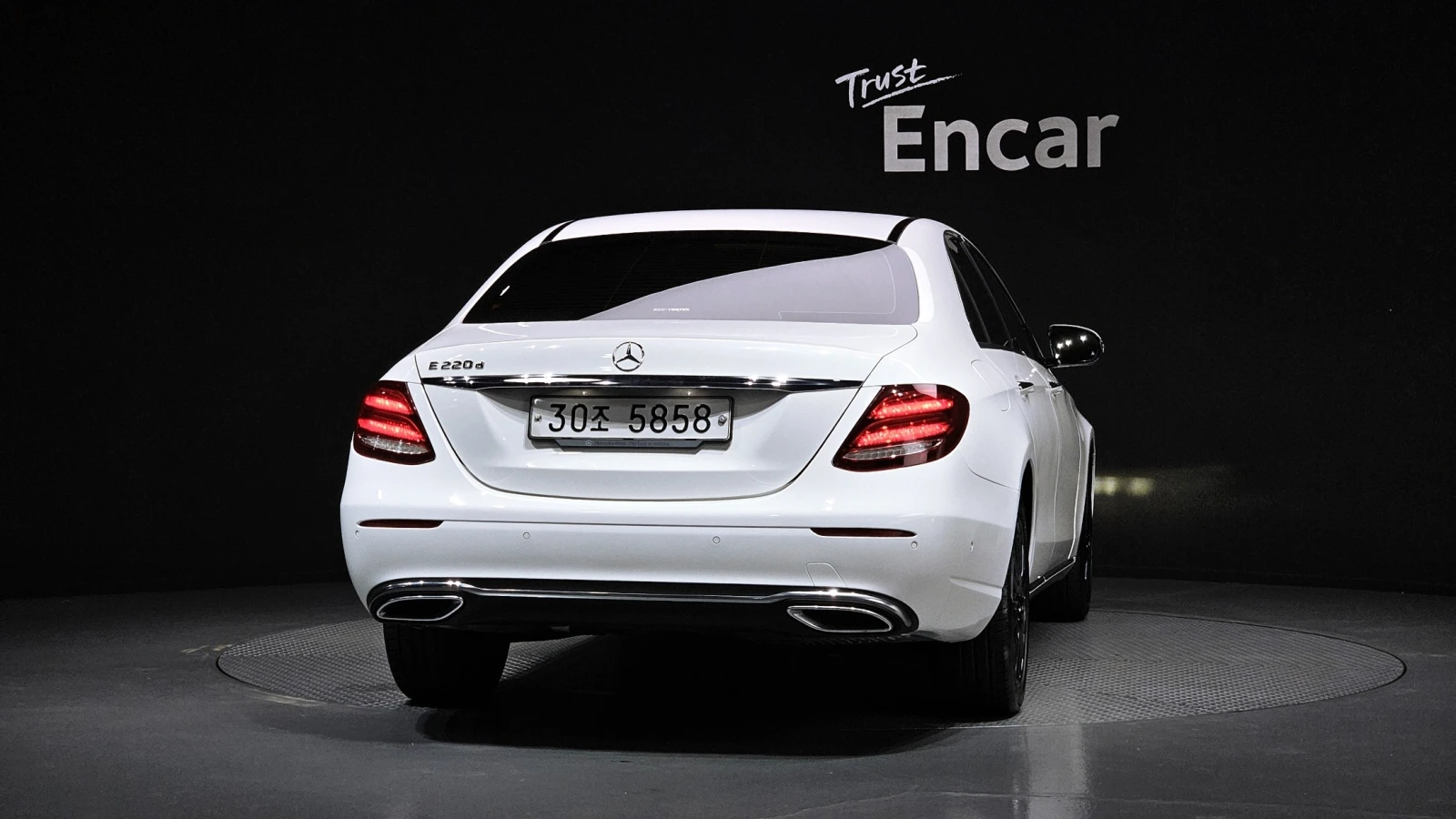 Mercedes-Benz E 220 4MATIC * AMG PACK* АМБИЕНТНО* ПАНОРАМА* , снимка 4 - Автомобили и джипове - 55951050