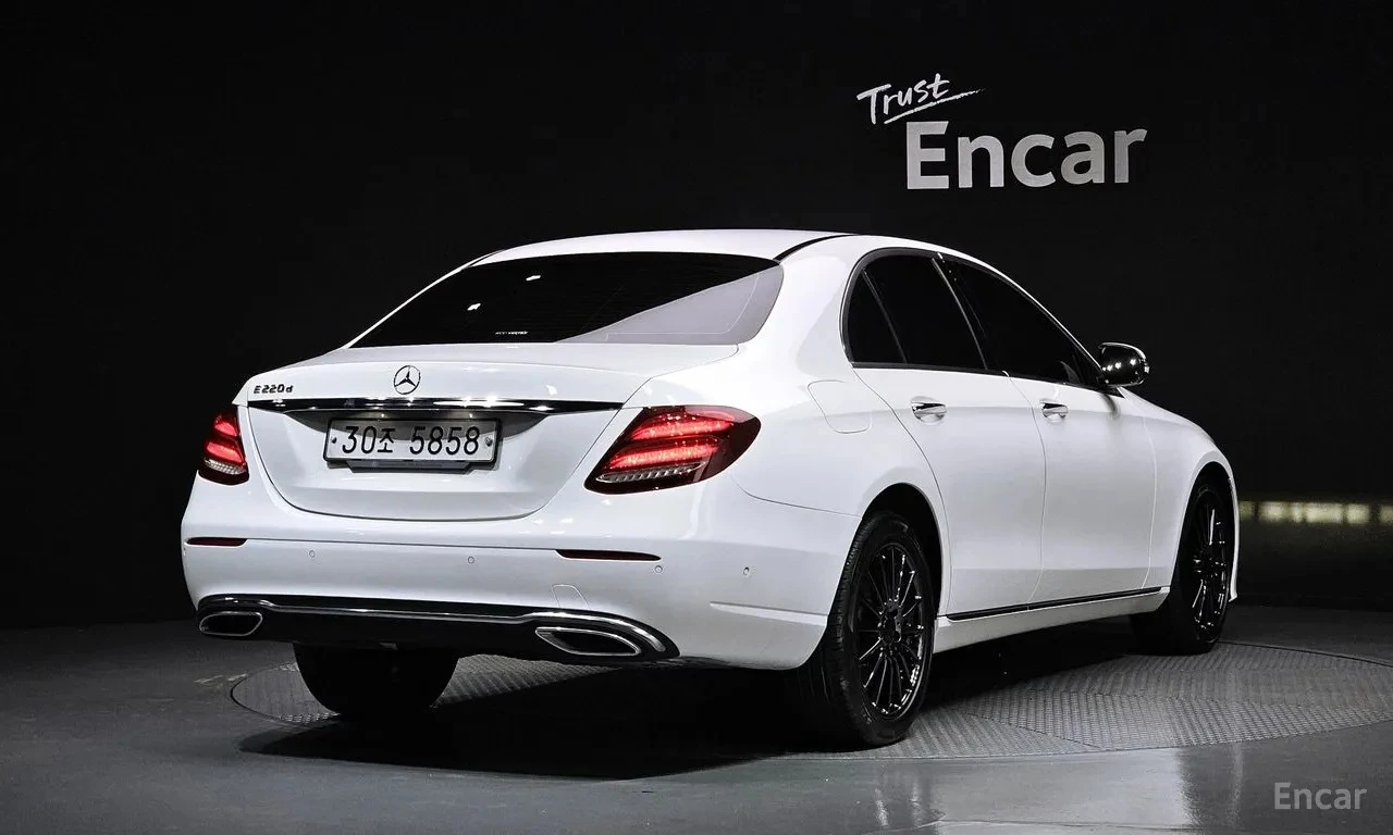 Mercedes-Benz E 220 4MATIC * AMG PACK* АМБИЕНТНО* ПАНОРАМА* , снимка 2 - Автомобили и джипове - 55951050