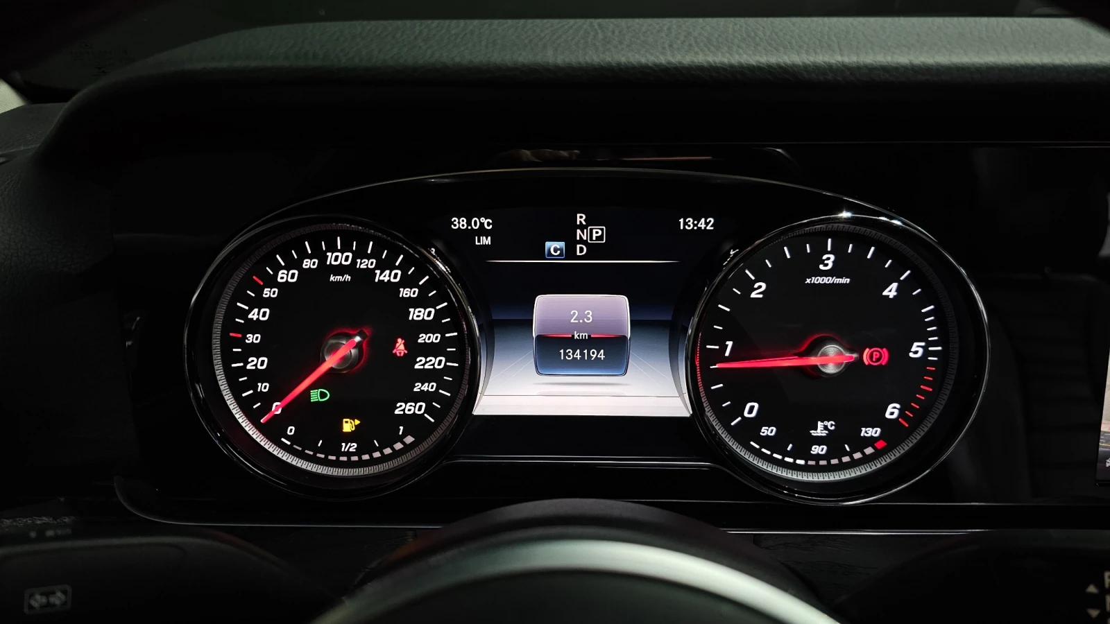 Mercedes-Benz E 220 4MATIC * AMG PACK* АМБИЕНТНО* ПАНОРАМА* , снимка 9 - Автомобили и джипове - 55951050