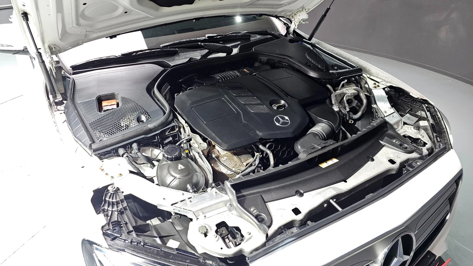 Mercedes-Benz E 220 4MATIC * AMG PACK* АМБИЕНТНО* ПАНОРАМА* , снимка 17 - Автомобили и джипове - 55951050