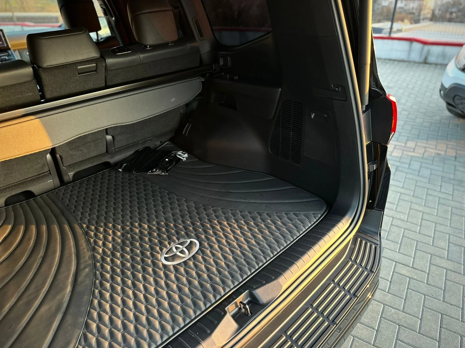 Toyota Land cruiser 300 Premium 70 Anniversary , снимка 14 - Автомобили и джипове - 54202794