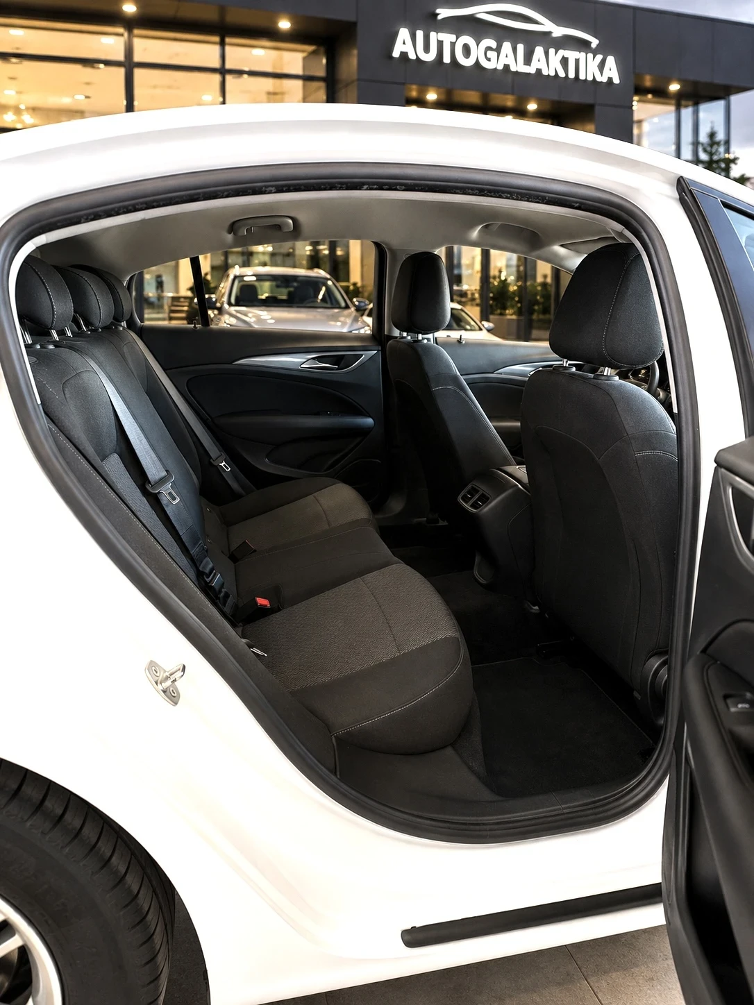 Opel Insignia  Grand Sport   1. 6 CDTI   136 к. с.  , снимка 12 - Автомобили и джипове - 54772813