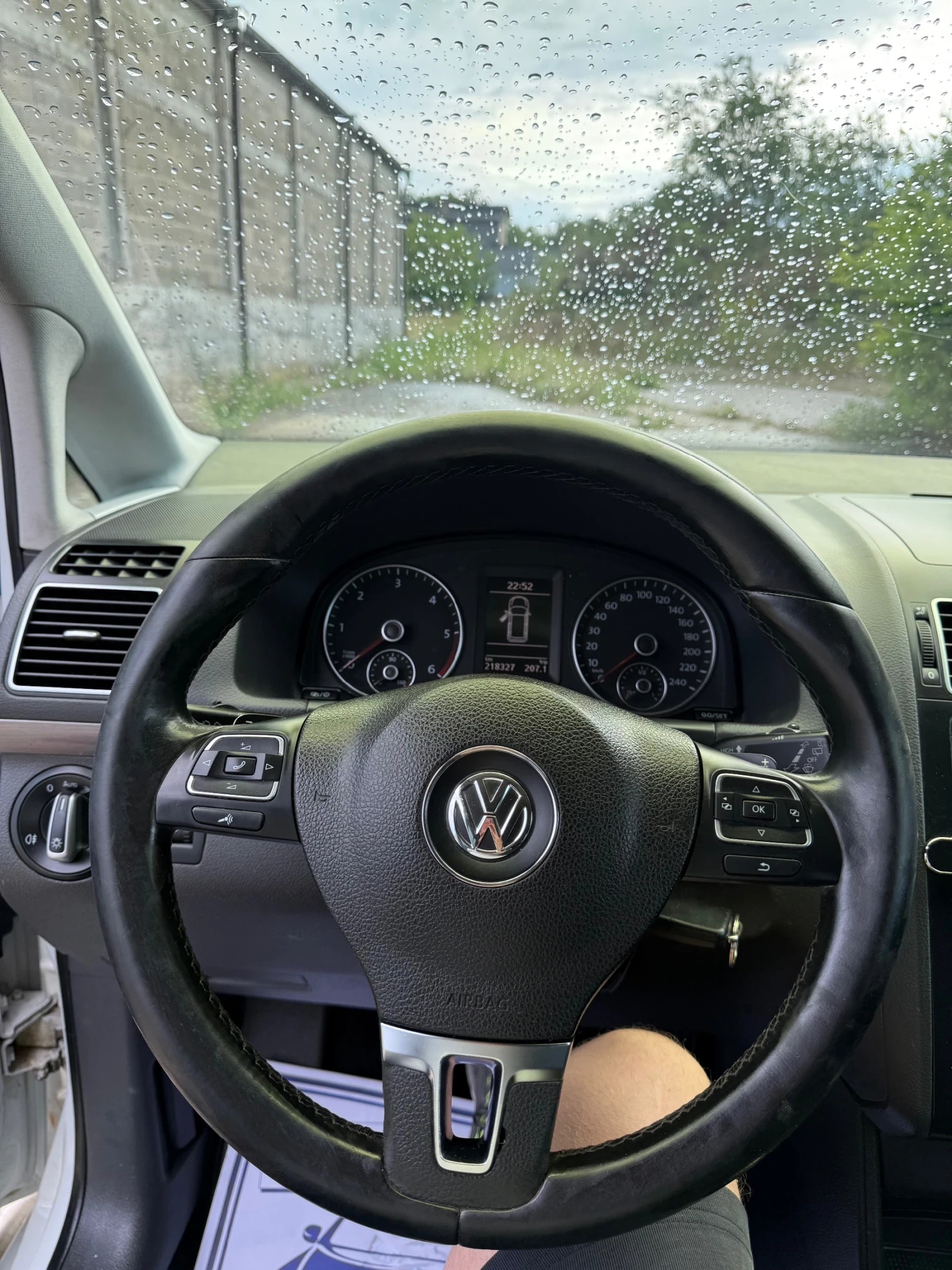 VW Touran 2.0 140 DSG , снимка 10 - Автомобили и джипове - 54791089