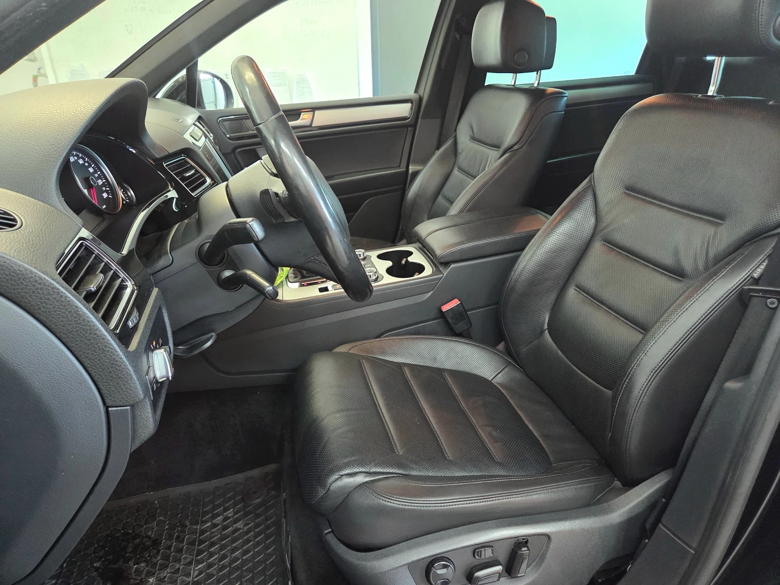 VW Touareg 3.0 Tdi, снимка 10 - Автомобили и джипове - 55484395