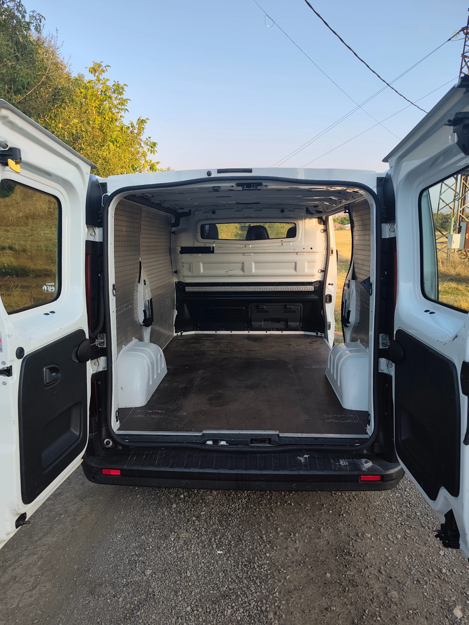 Renault Trafic dci 125 Климатик евро 6, снимка 11 - Бусове и автобуси - 56016367