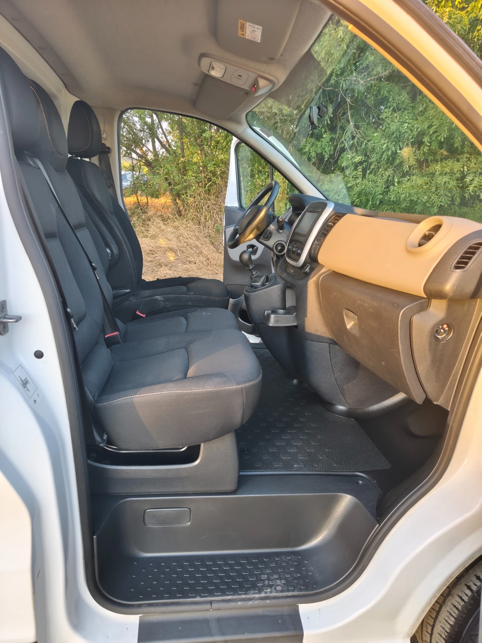 Renault Trafic dci 125 Климатик евро 6, снимка 13 - Бусове и автобуси - 56016367