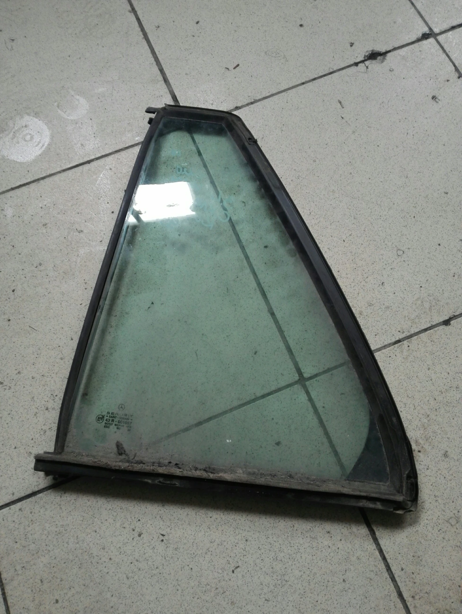 Стъкло задно ляво малко Мерцедес Ц220 W202 комби, снимка 1 - Части - 49057144