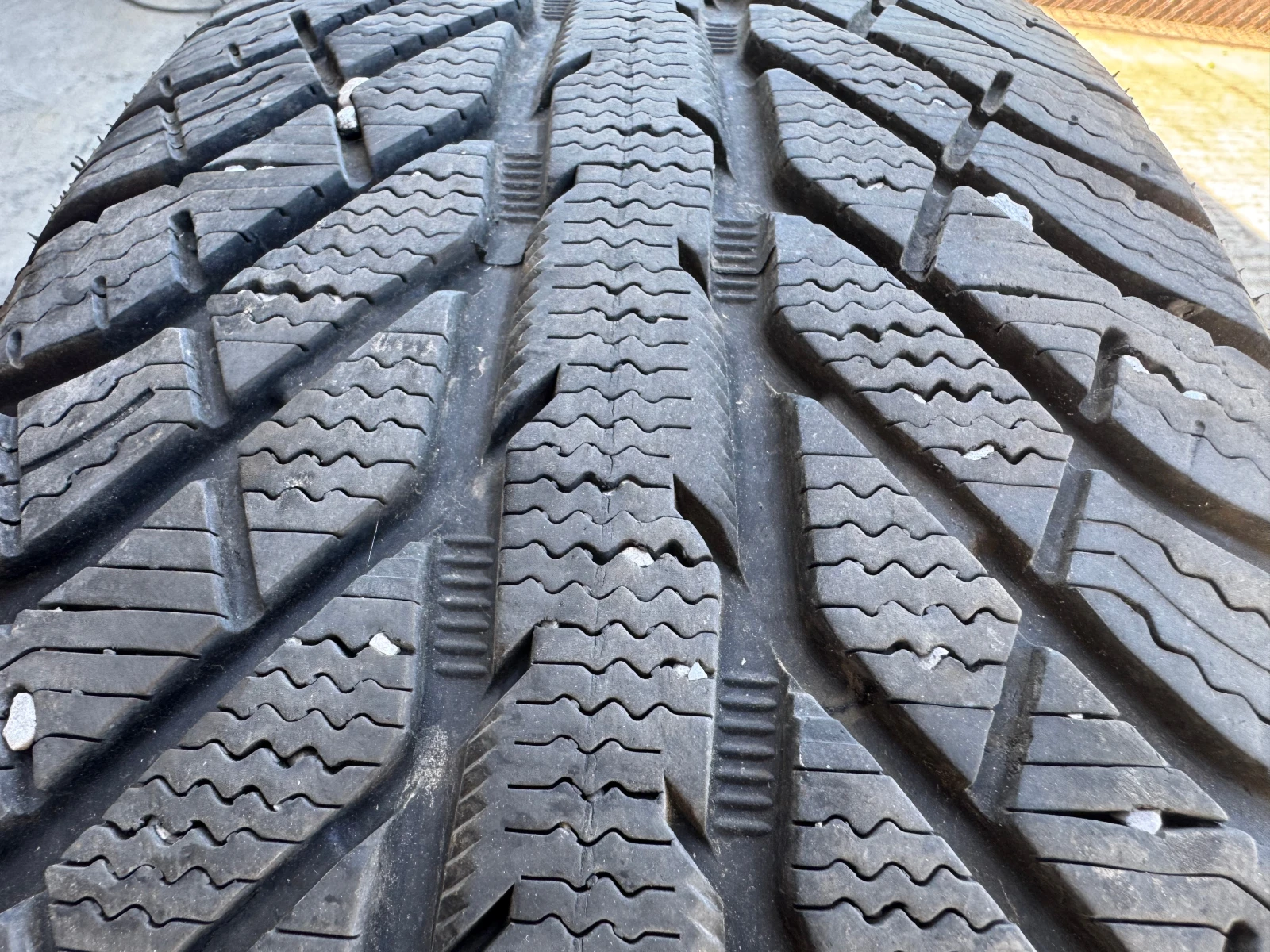 Гуми Зимни 225/60R17, снимка 2 - Гуми и джанти - 54561051