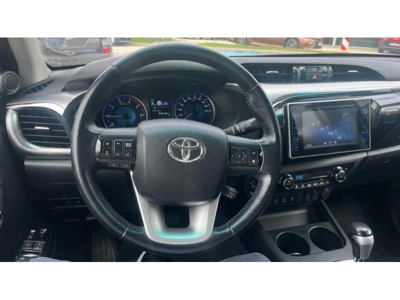 Toyota Hilux 2.4D, снимка 9 - Автомобили и джипове - 52735586