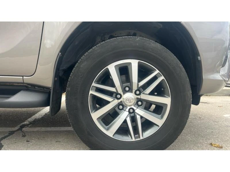 Toyota Hilux 2.4D, снимка 16 - Автомобили и джипове - 52735586