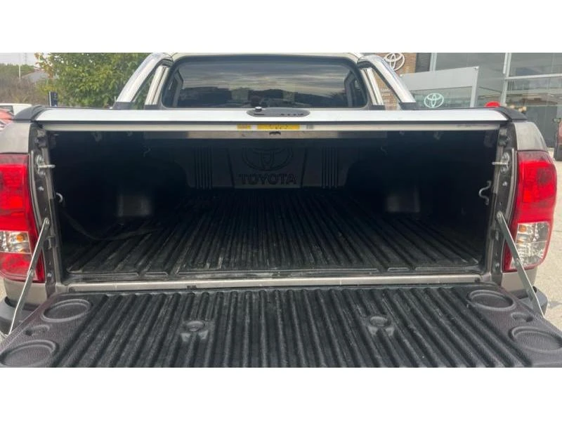 Toyota Hilux 2.4D, снимка 10 - Автомобили и джипове - 52735586