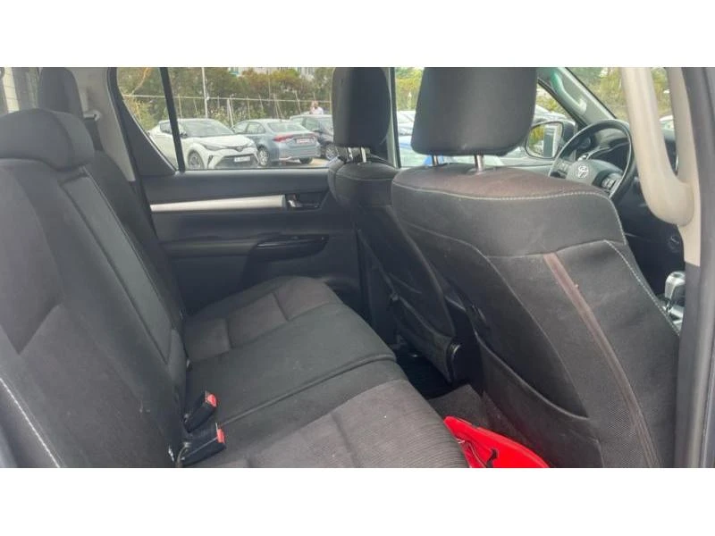 Toyota Hilux 2.4D, снимка 7 - Автомобили и джипове - 52735586