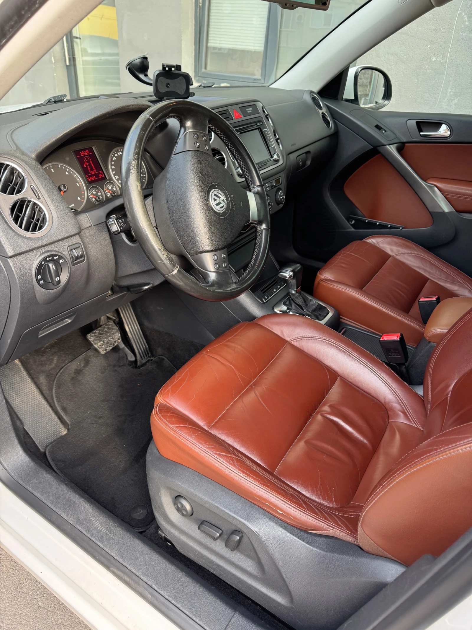 VW Tiguan 2.0 TDI 4x4, снимка 5 - Автомобили и джипове - 53769516