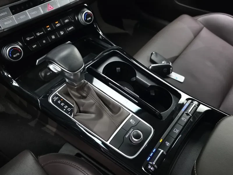 Kia Stinger 2.0Т/АWD/KEYLESS/360 КАМЕРИ/ПОДГРЕВ/ОБДУХВАНЕ/, снимка 9 - Автомобили и джипове - 56575732