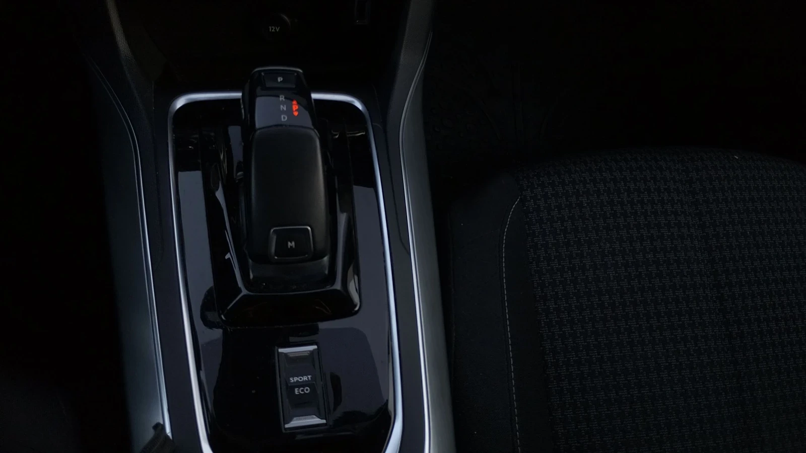 Peugeot 308 1.5 хдй автомат, снимка 8 - Автомобили и джипове - 53803495