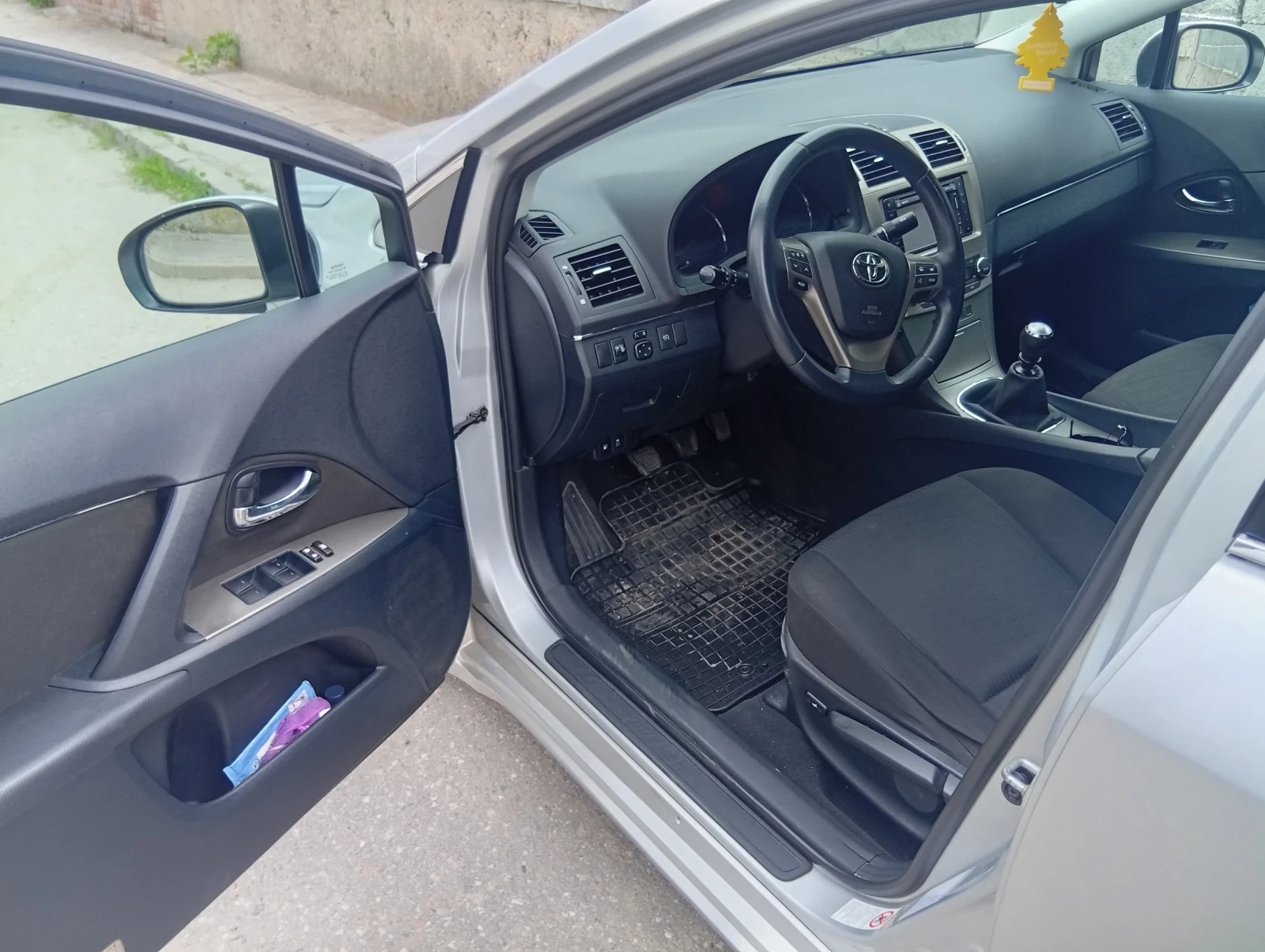 Toyota Avensis 2.0D4D 126kc, снимка 12 - Автомобили и джипове - 54974270