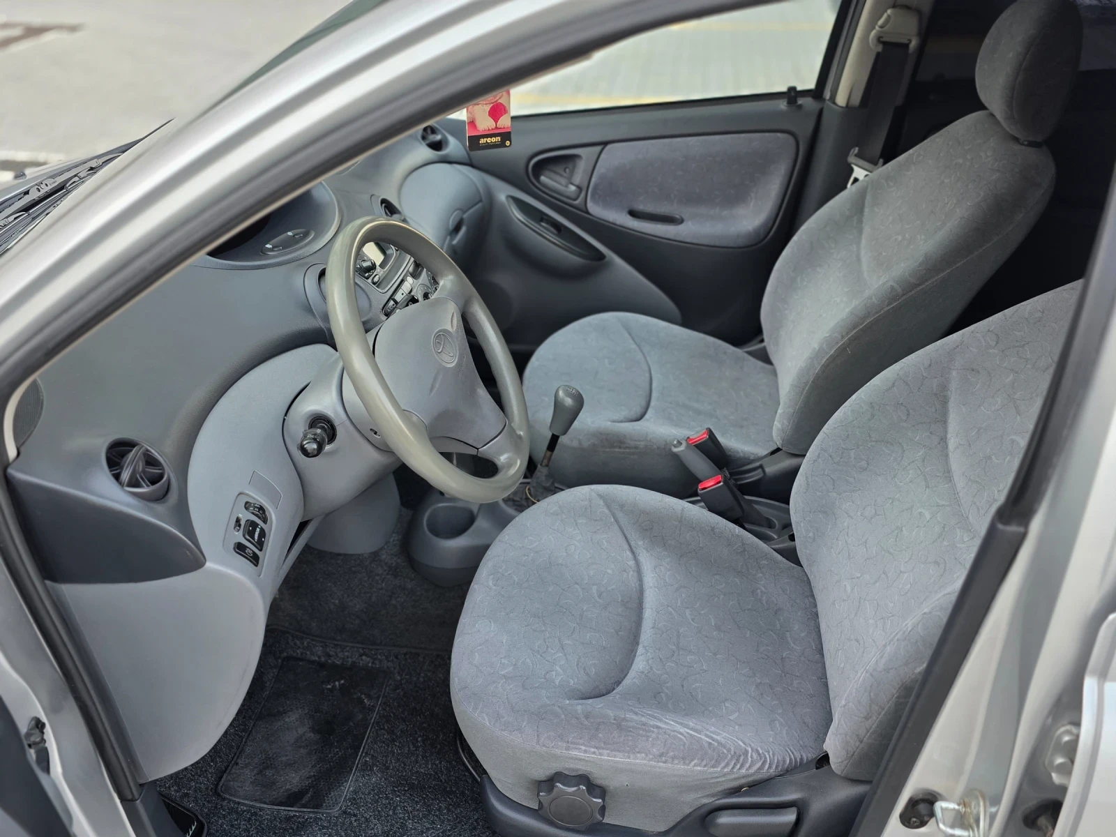 Toyota Yaris 1.0 VVT-I 70 коня, снимка 10 - Автомобили и джипове - 56170828