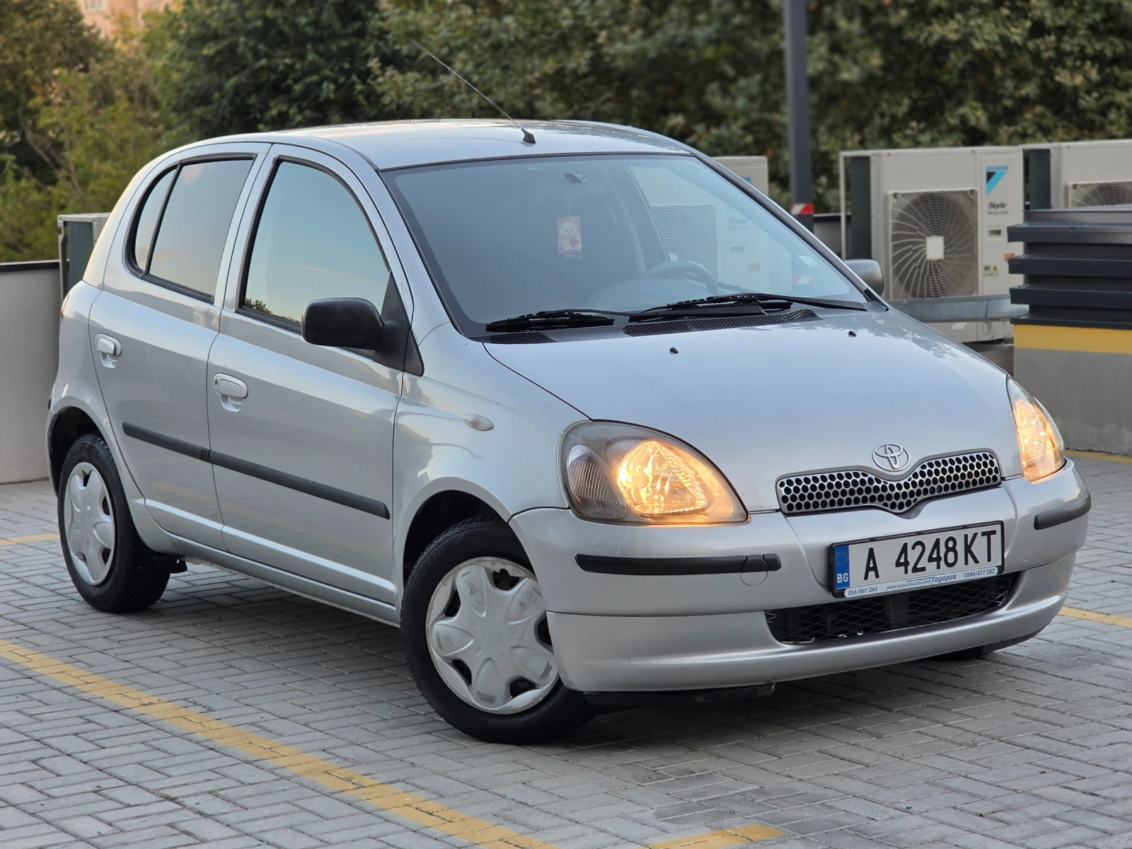 Toyota Yaris 1.0 VVT-I 70 коня, снимка 2 - Автомобили и джипове - 56170828