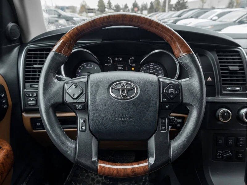 Toyota Sequoia * 4WD Platinum 5.7L* , снимка 9 - Автомобили и джипове - 52838778