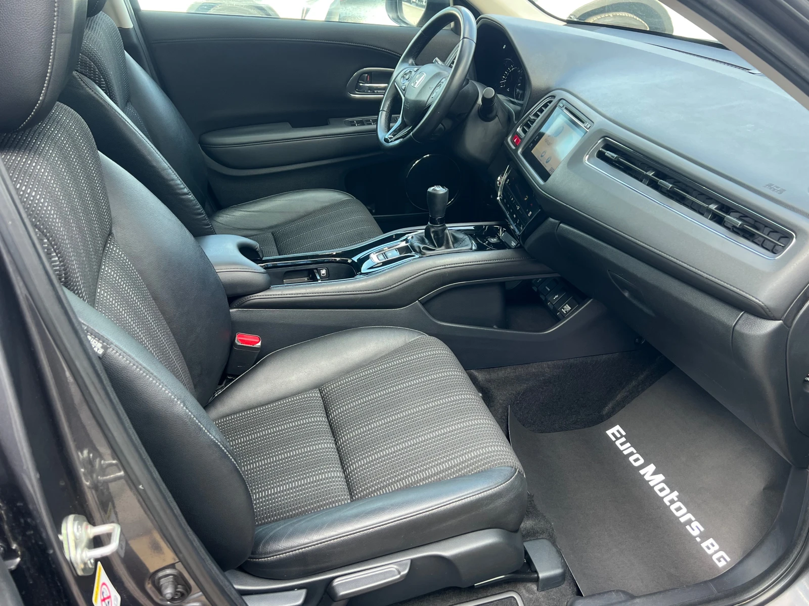 Honda Hr-v 1.5I-VTEC, EXCLUSIVE, FULL SERVICE HONDA-KATO HOB!, снимка 11 - Автомобили и джипове - 53976739