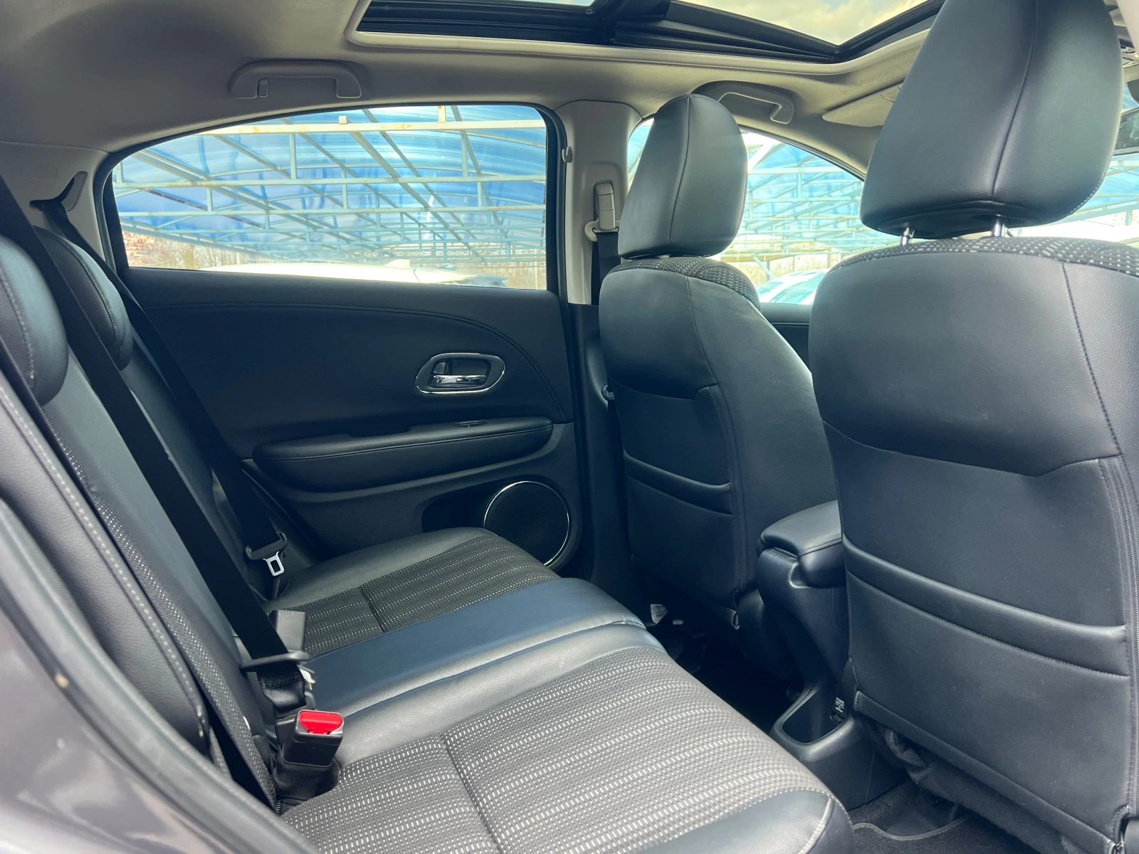 Honda Hr-v 1.5I-VTEC, EXCLUSIVE, FULL SERVICE HONDA-KATO HOB!, снимка 13 - Автомобили и джипове - 53976739