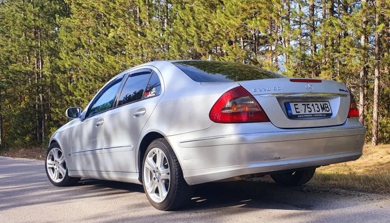 Mercedes-Benz E 220, снимка 5 - Автомобили и джипове - 47665712