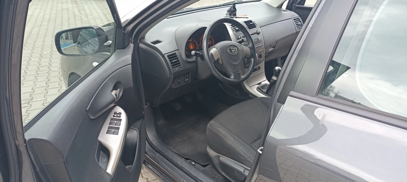 Toyota Corolla 1.6i, снимка 7 - Автомобили и джипове - 47911914