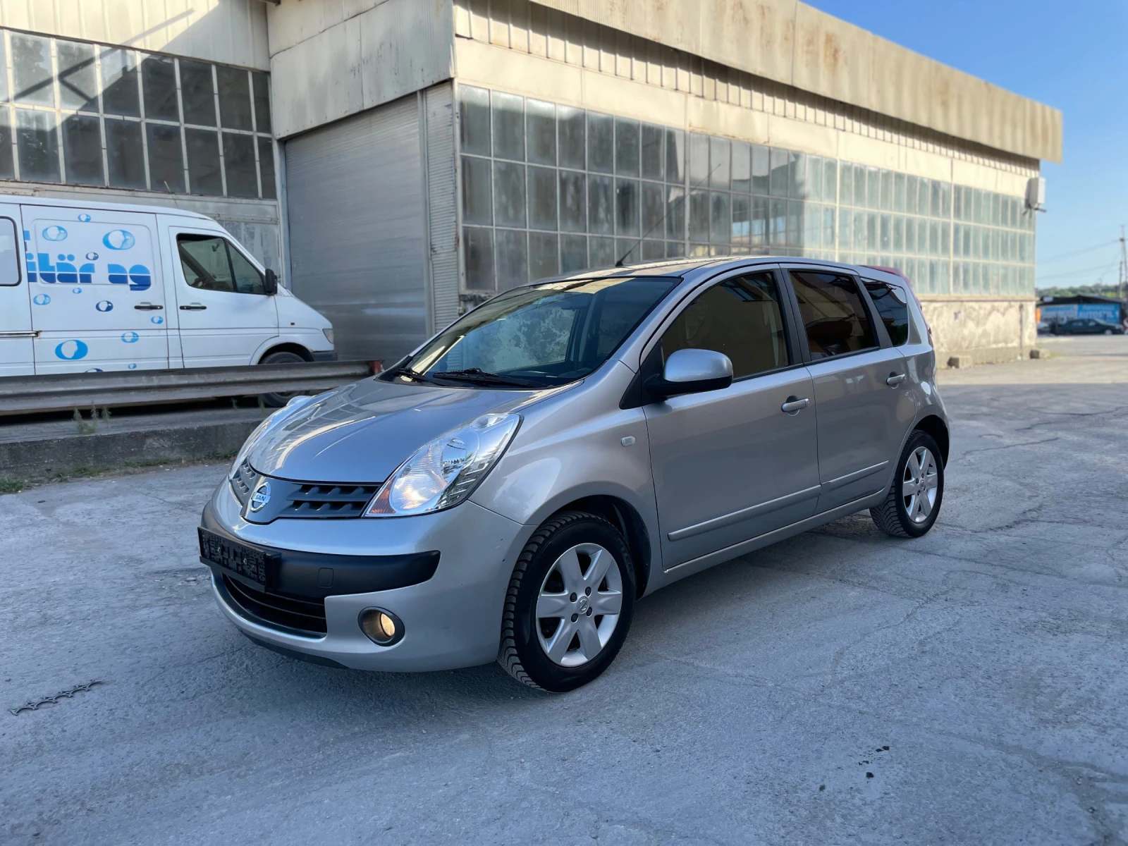 Nissan Note 1.6 Бензин/Автоматик - изображение 2