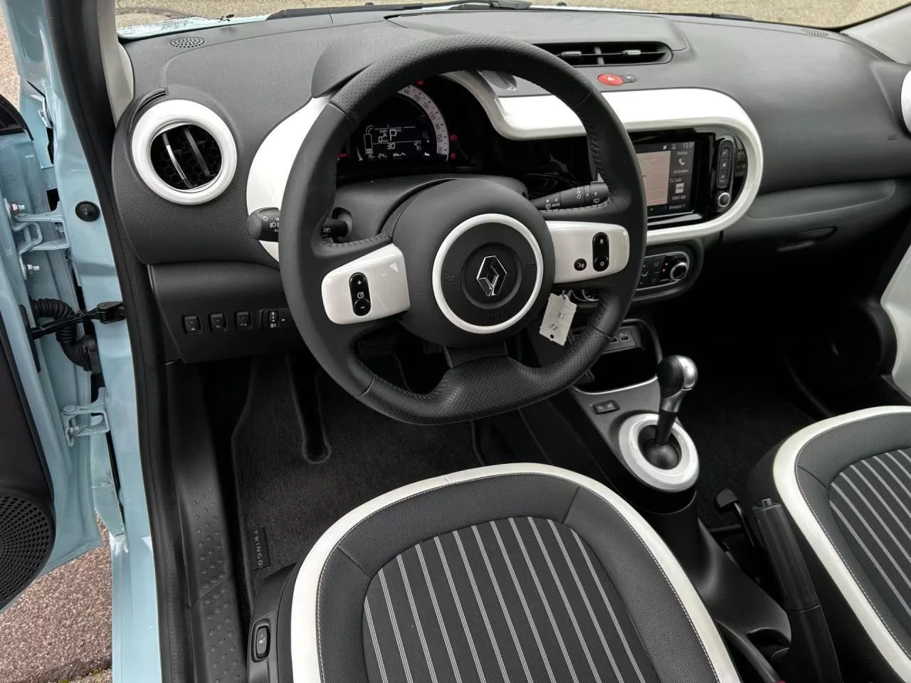 Renault Twingo e-TECHNO/82HP/CAM/NAVI/LED/CPLAY/L.ASSIST/648g - изображение 9