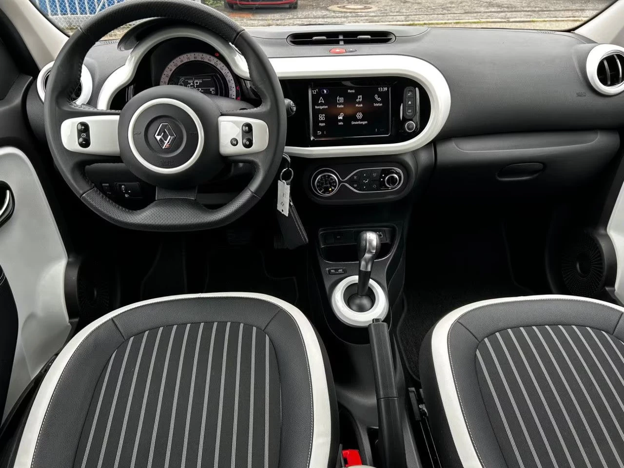 Renault Twingo e-TECHNO/82HP/CAM/NAVI/LED/CPLAY/L.ASSIST/648g - изображение 8