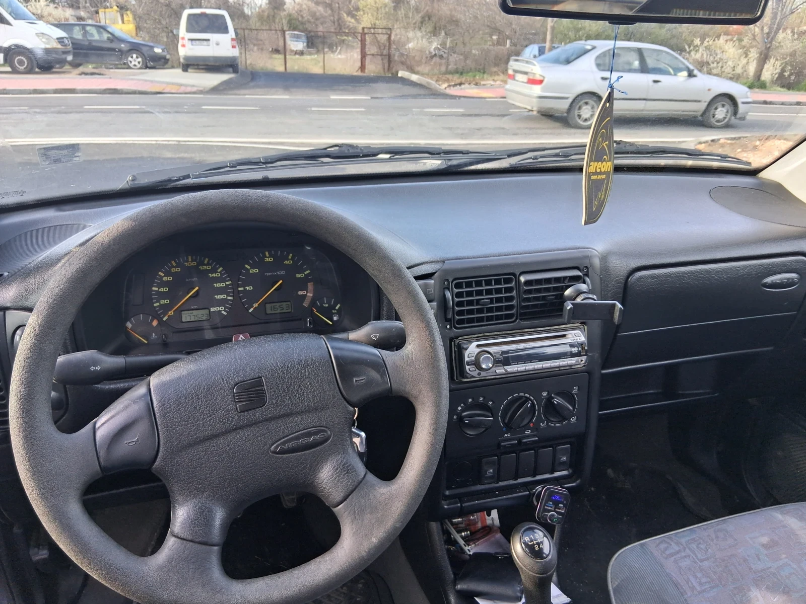 Seat Ibiza 1.4 Бензин, снимка 7 - Автомобили и джипове - 54223860