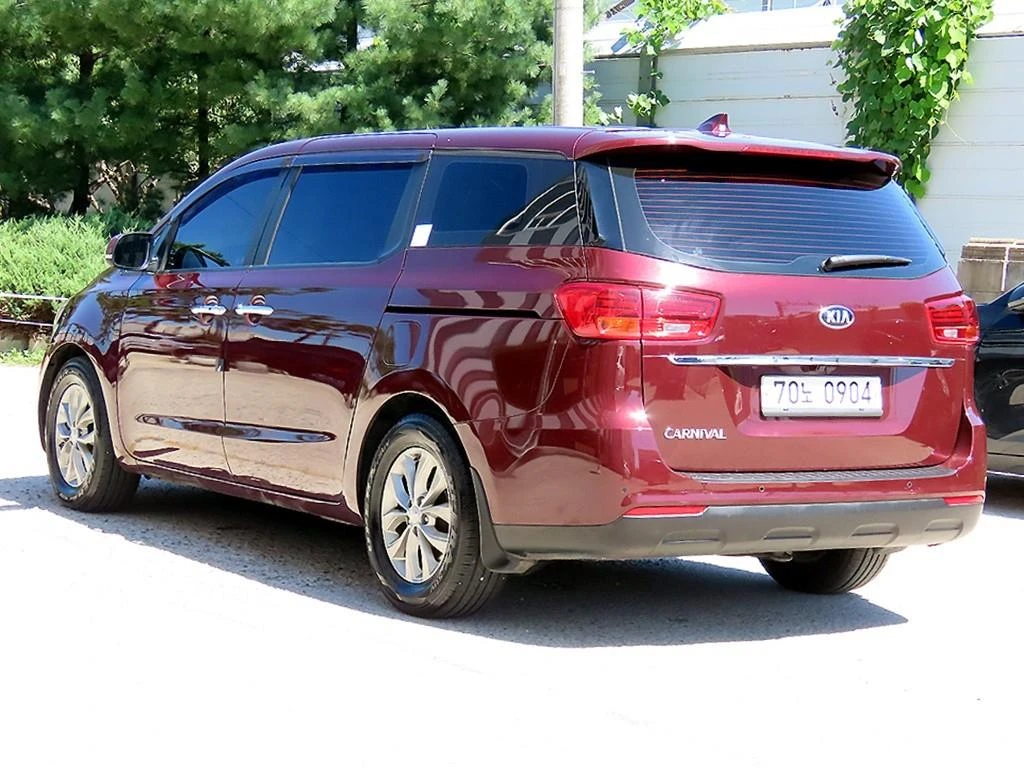 Kia Carnival КРАЙНА ЦЕНА, снимка 3 - Автомобили и джипове - 56024621