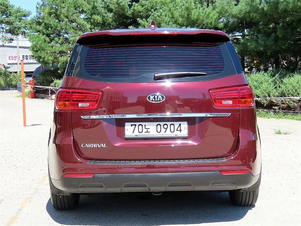 Kia Carnival КРАЙНА ЦЕНА, снимка 4 - Автомобили и джипове - 56024621