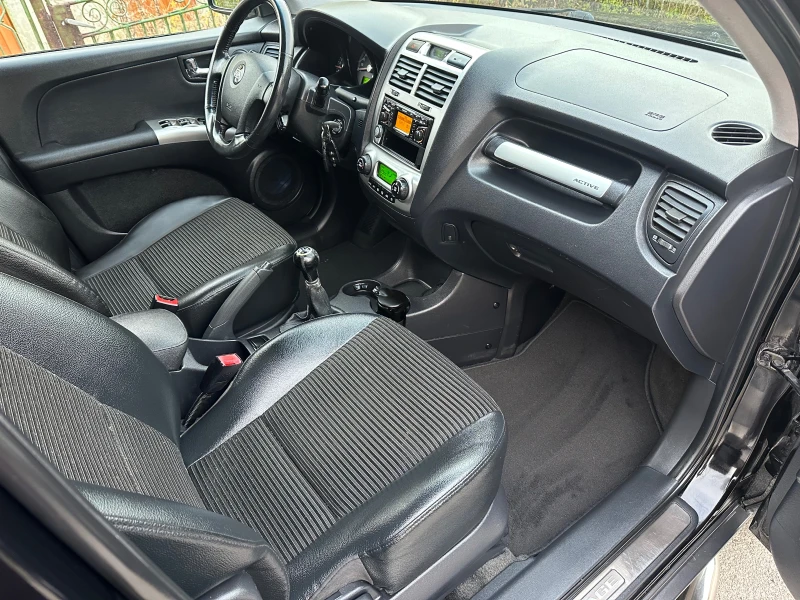 Kia Sportage 2.0i 4x4, снимка 13 - Автомобили и джипове - 52643665