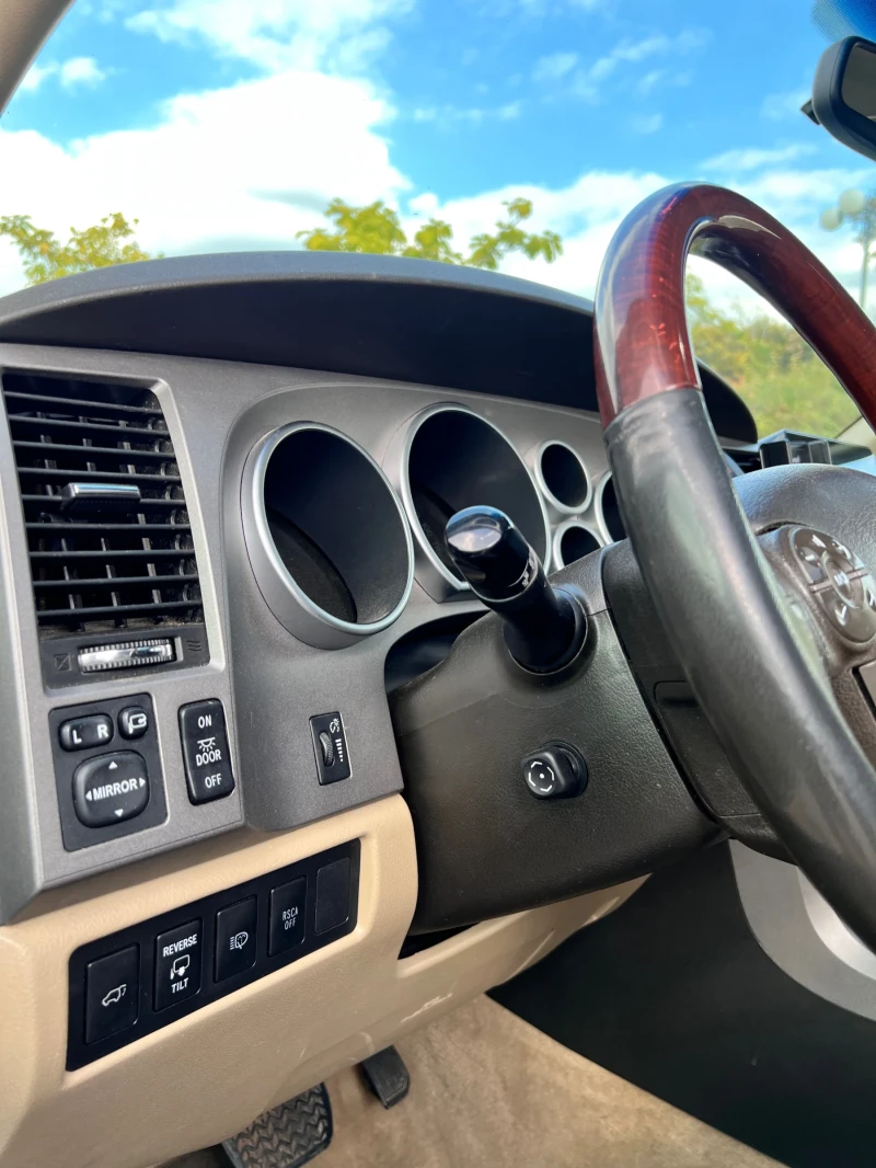 Toyota Sequoia 5.7 4x4 Platinum, снимка 14 - Автомобили и джипове - 53037456