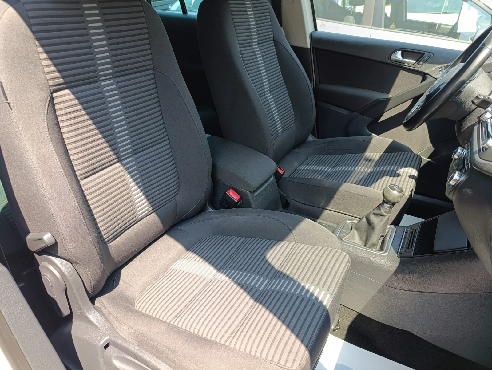 VW Tiguan 2.0TDI ТОП СЪСТОЯНИЕ  - изображение 10