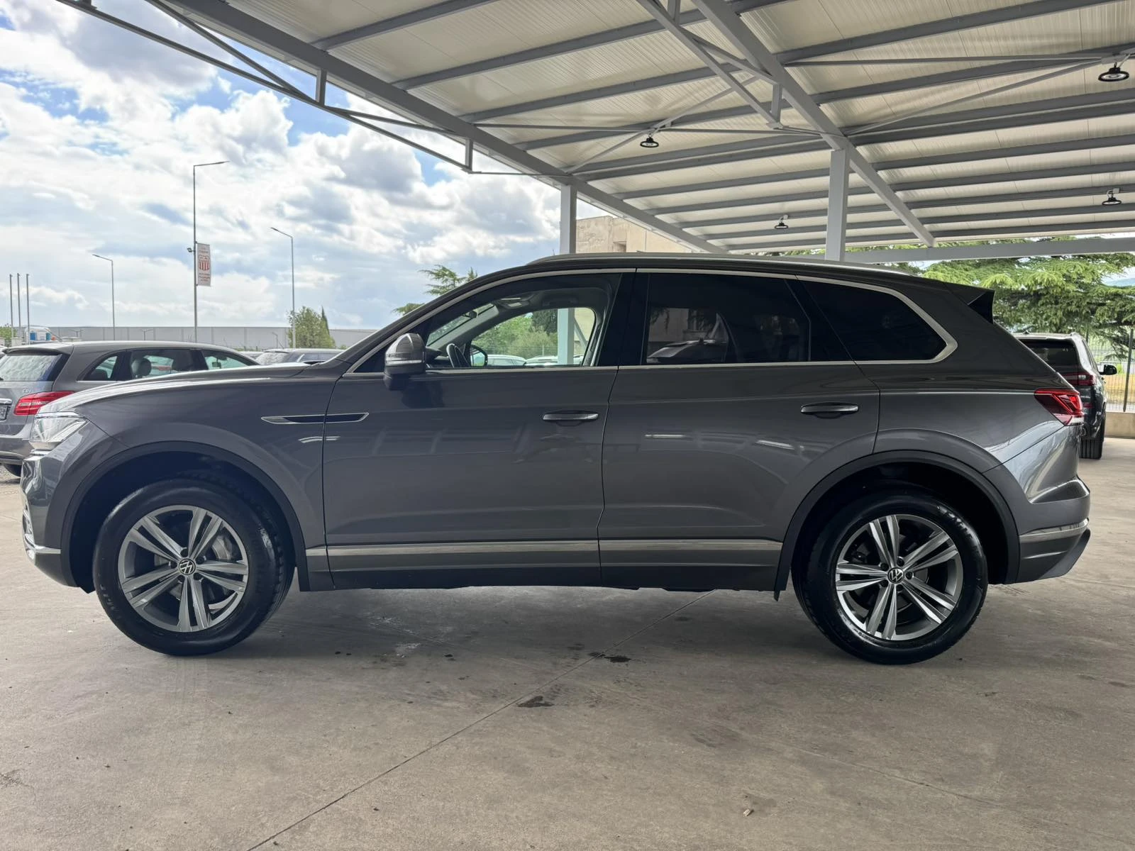 VW Touareg 3.0TDI V6* 231ps* КОЖА* НАВИ* LED* DISTRONIC, снимка 2 - Автомобили и джипове - 54629198