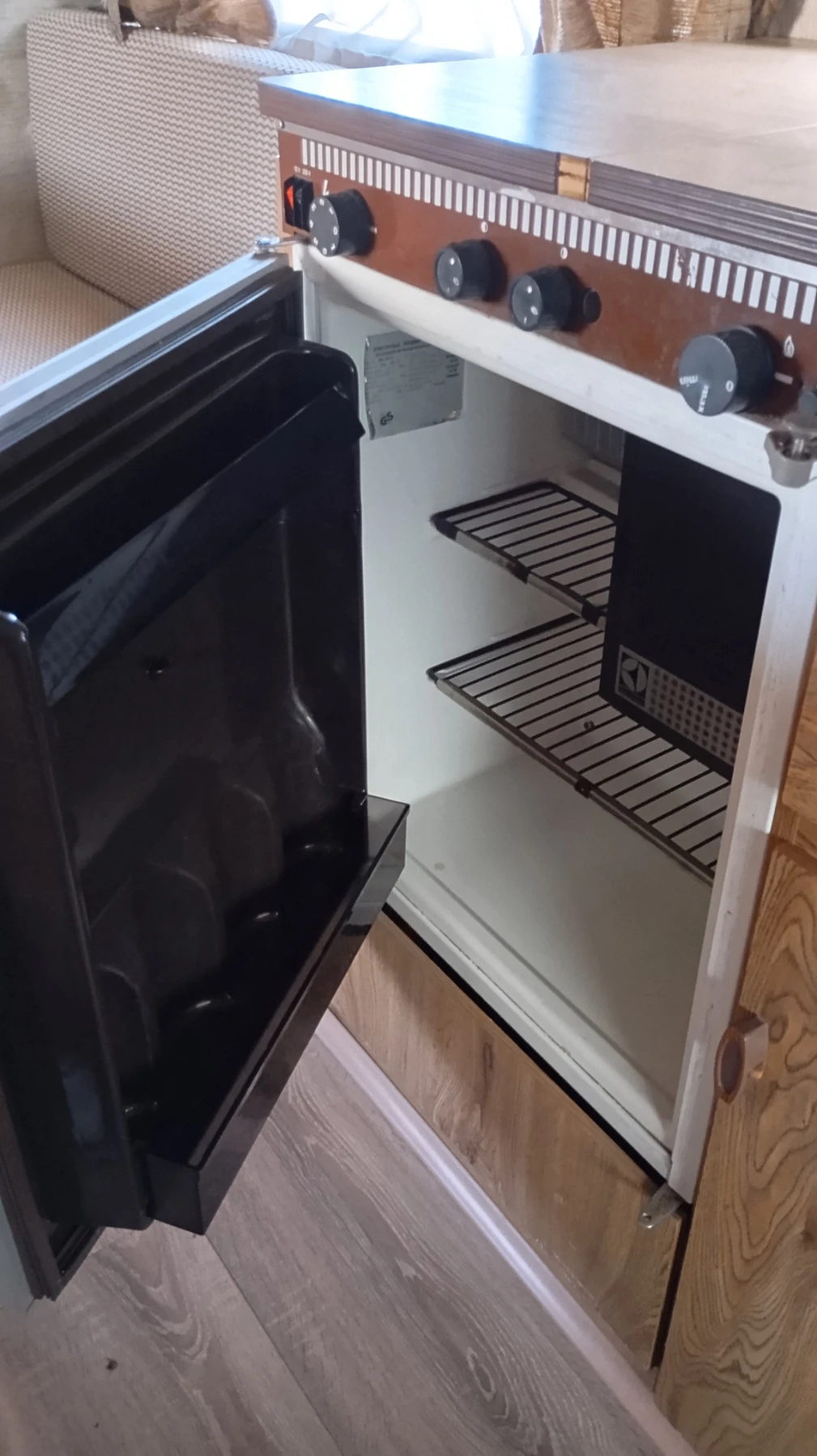 Каравана HYMER / ERIBA 380, снимка 8 - Каравани и кемпери - 53798046